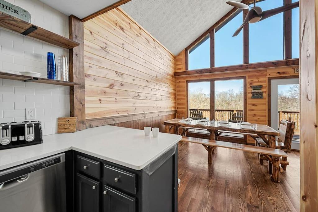Dog Friendly! Views! Hot Tub! Close To Pf! Gsmnp Севьервилл Экстерьер фото